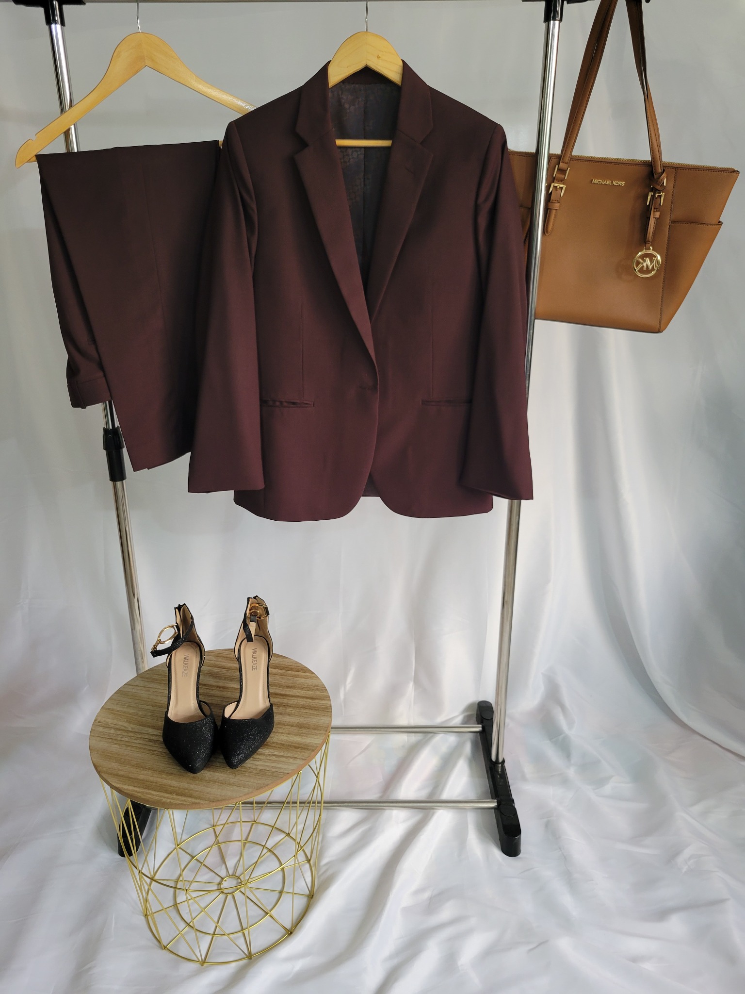 Customized burgundy business suit